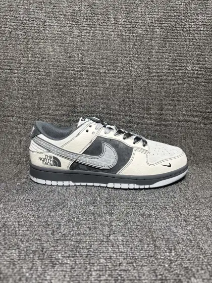 潮酷撞色 机能拉满 SB DUNK LOW,北面联名款质感直接拉满!米白与黑灰撞色拼接,麂皮材质加持触感细腻,双层Swoosh设计辨识度超高,后跟THE NORTH FACE标识凸显联名身份,细节精致做工扎实.经典低帮鞋型百搭不挑穿搭,软弹鞋底脚感舒适,兼顾街头潮流与日常实穿性,通勤出街、休闲穿搭都能轻松驾驭,颜值与性能双在线,轻松拿捏潮流氛围感,是日常出街必备的潮流板鞋. 货号:XX3168-202
